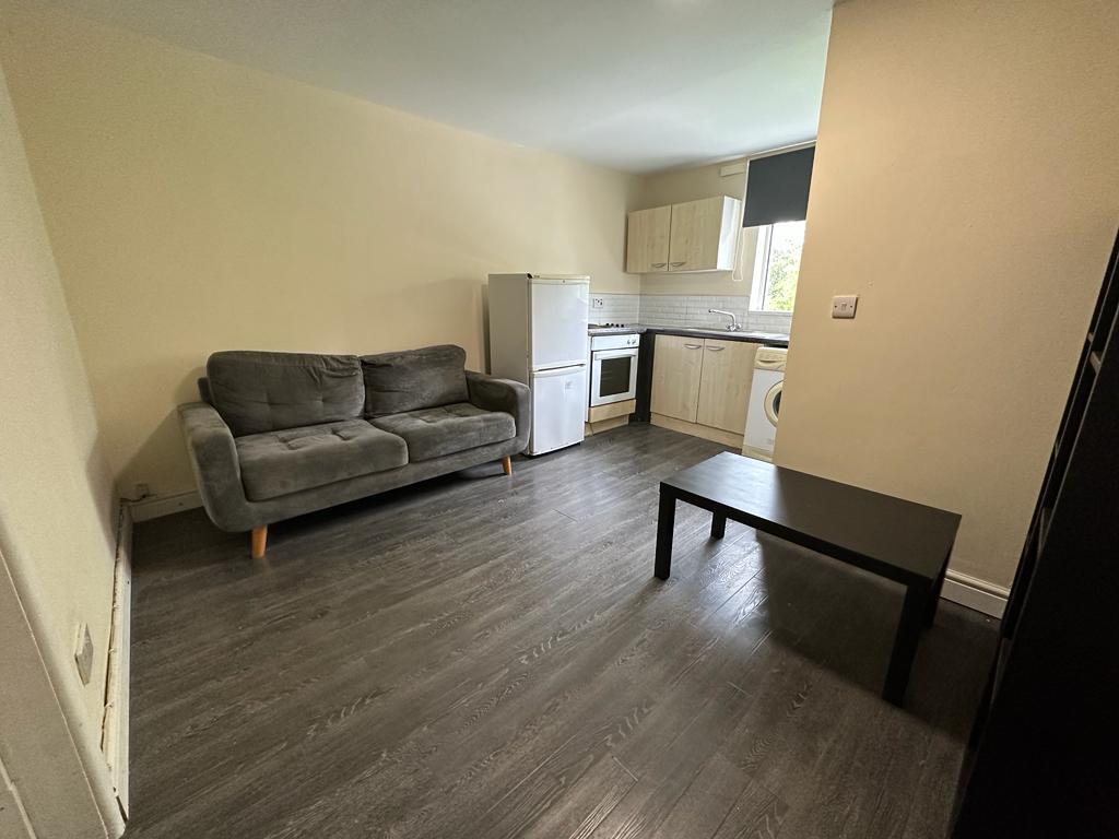 Apartment in Manchester, Victoria Park, Longsight - View 3
