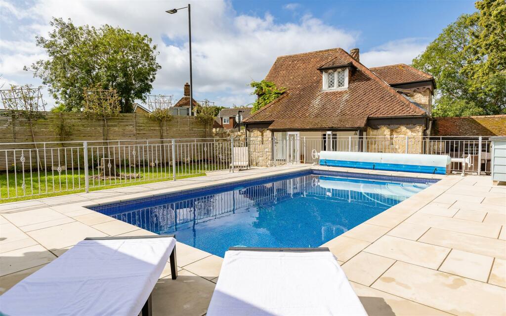 DETACHED COTTAGE WITH ANNEXE AND SWIMMING POOL - Baring Road, Cowes - View 3