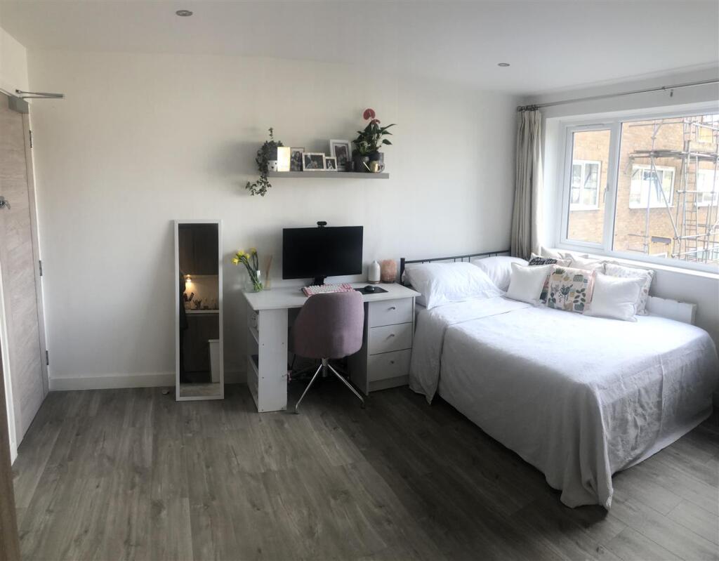 Apartment in Kingston upon Thames - View 3