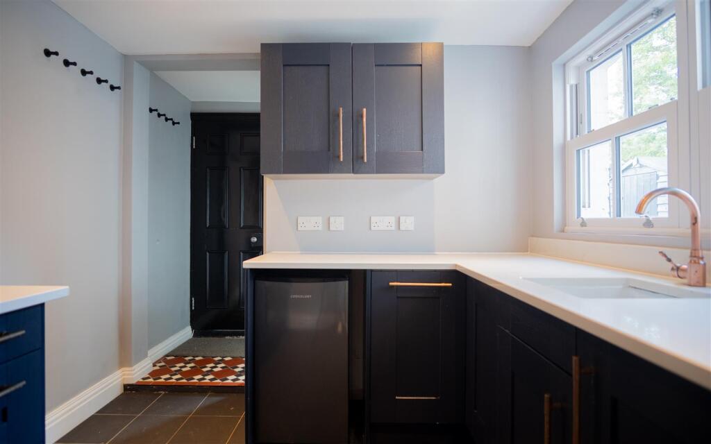 Apartment in Mole Valley, Dorking - View 4