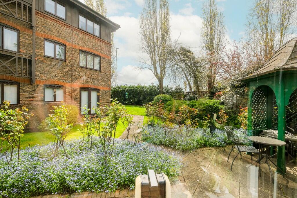 Apartment in Ilford, Clayhall - View 2