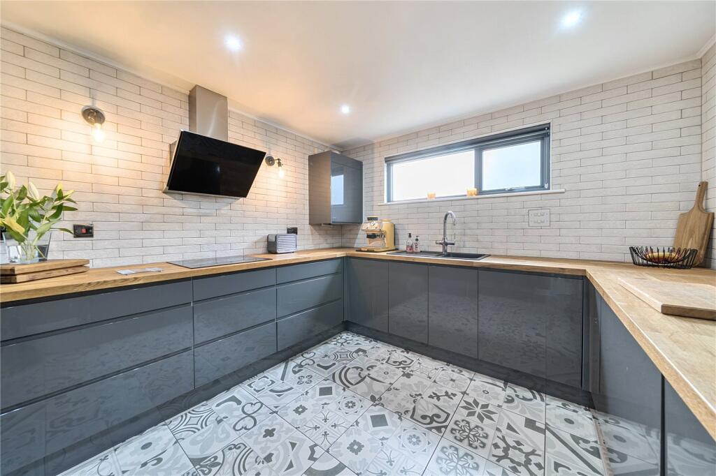 8, Lenton Avenue photo 3