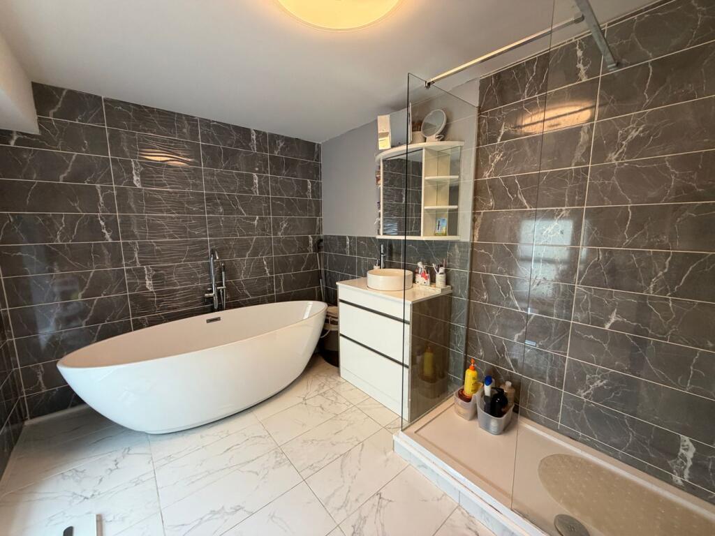 House in Llanybydder - View 4