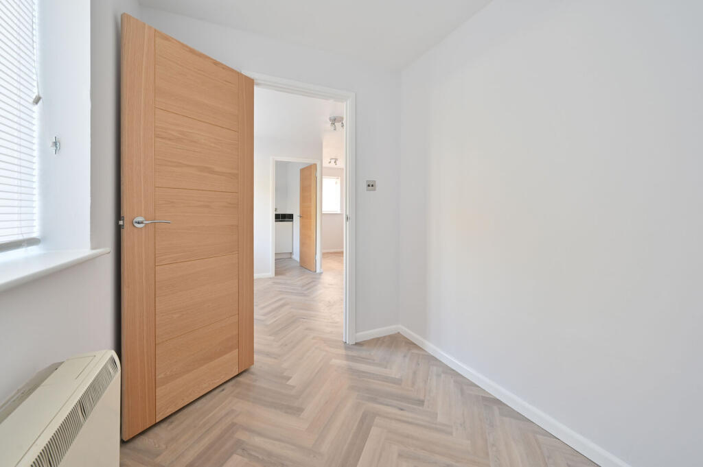 Apartment in Watford, Holywell Estate - More
