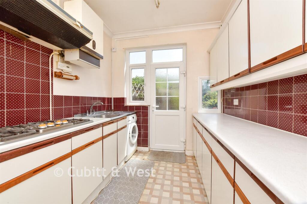 House in Sutton - View 5