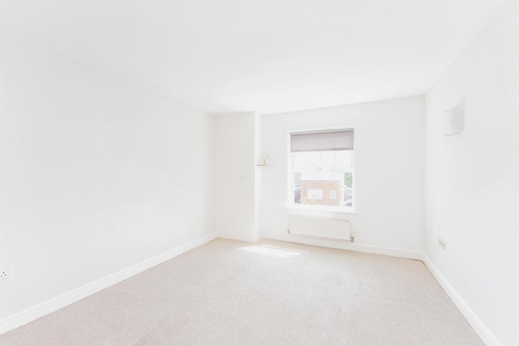 Apartment in Wirral, Liverpool City Region - View 5
