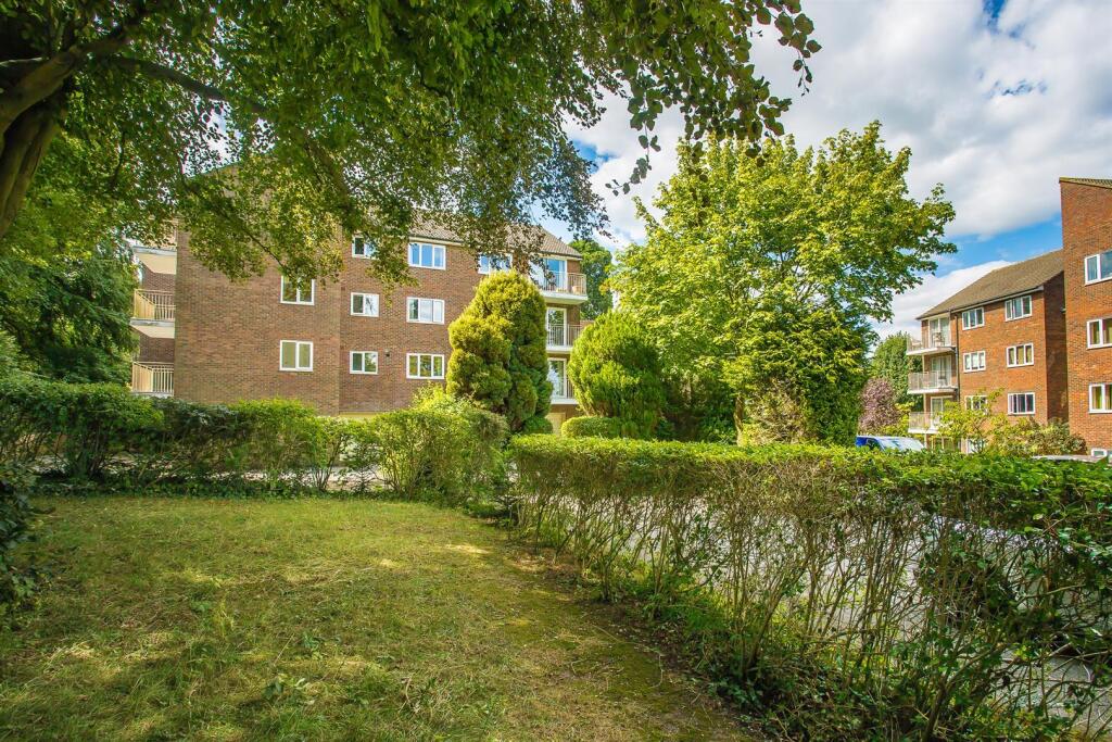 Apartment in Sutton - View 3