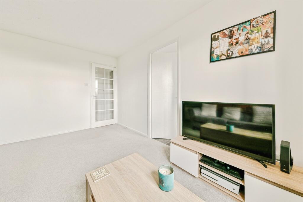 Apartment in North Hertfordshire, Hertfordshire - View 4