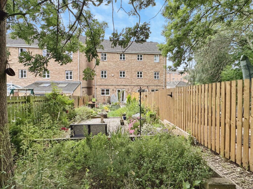 Laithe Hall Avenue, Cleckheaton, BD19 - View 4