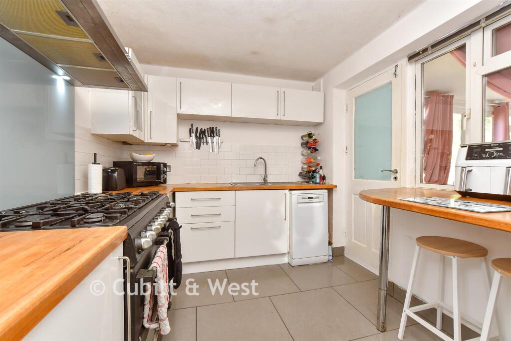 House in Mole Valley, Fetcham - More