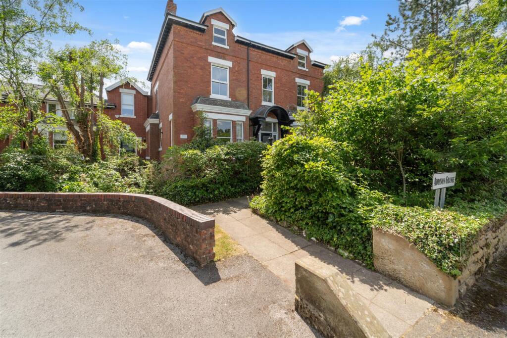 2-bed flat on Princes Road, Sale, £269,950