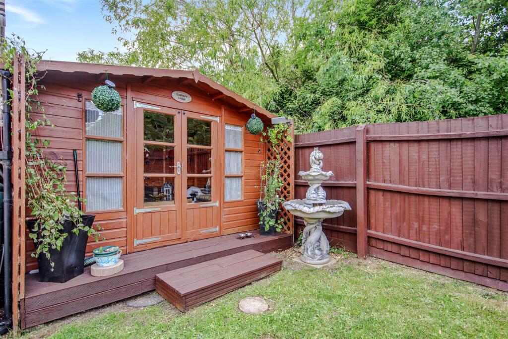 House in Rushden, North Northamptonshire - More