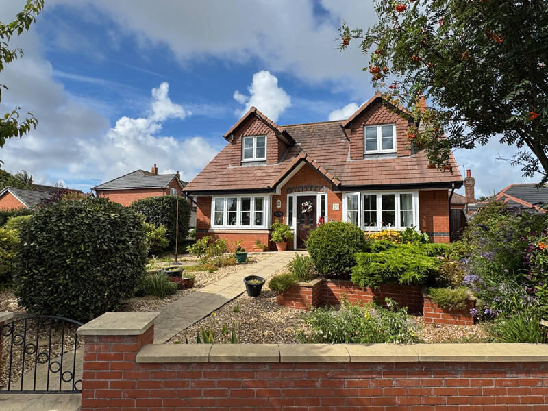 4-bed bungalow on Common Edge Road - Blackpool - FY4 5DL, £335,000
