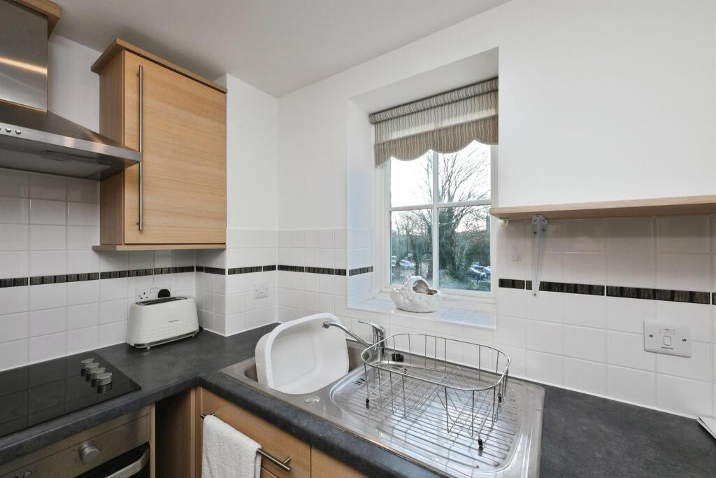 Apartment in East Hertfordshire, Ware - View 4