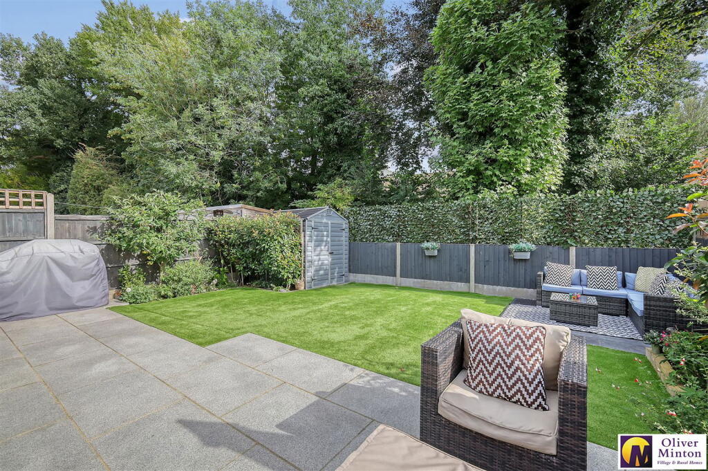 CHAIN FREE: Meadow Walk, Standon, Herts photo 3