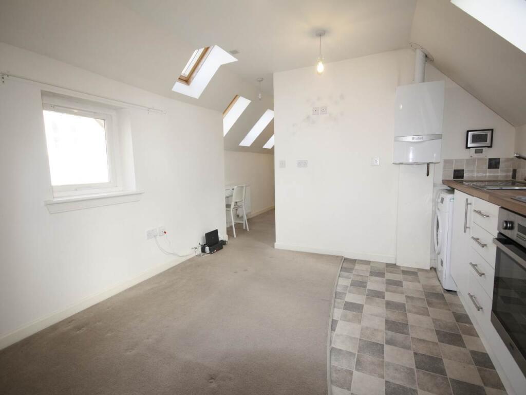 Apartment in Edinburgh, Corstorphine - View 2