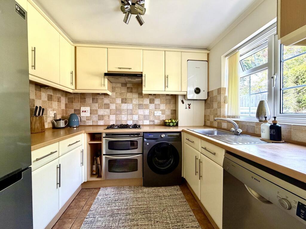 House in London, Royal Borough of Kingston upon Thames - View 3