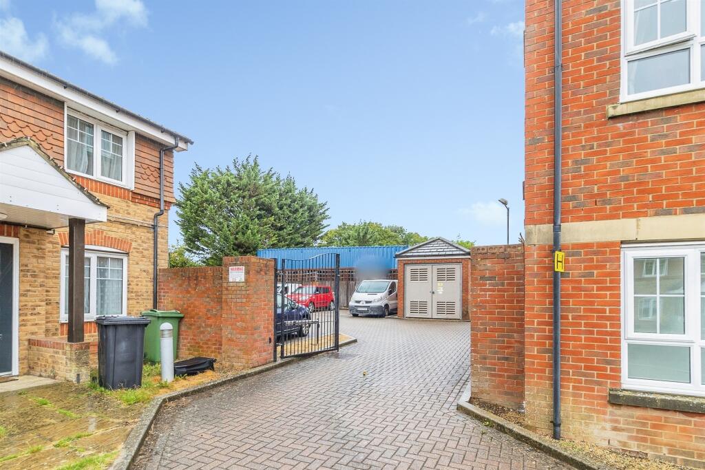 Apartment in Luton - View 3