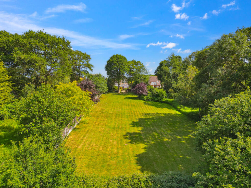 Goldfinch Lane, Thundersley photo 4