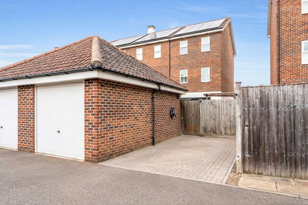House in Kingston upon Thames - More