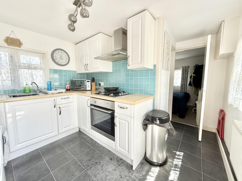 Oaktree Park, St Leonards, Ringwood, BH24 photo 4