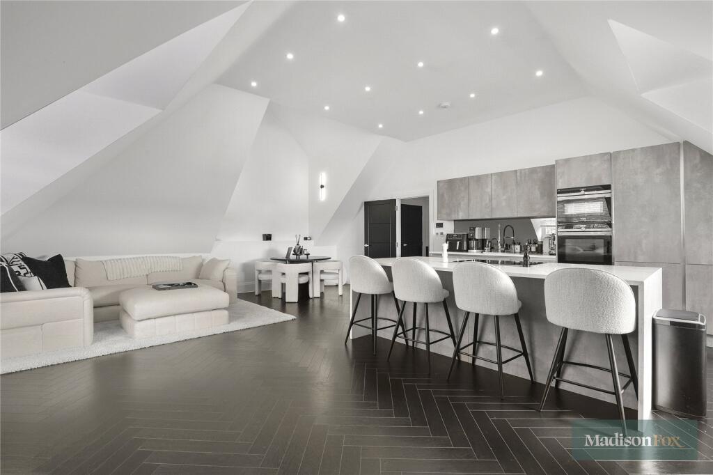 Manor Road, Chigwell, Essex, IG7 photo 2