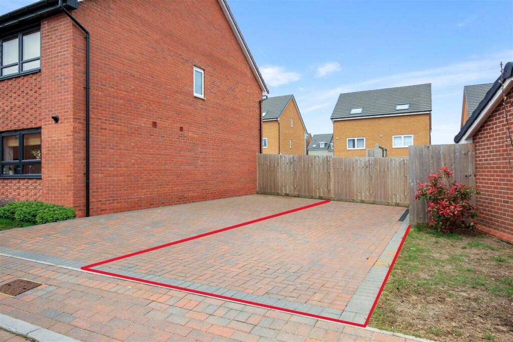 House in Northampton, Wellingborough - More