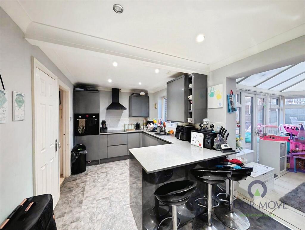 Tuscan Way, Chesterton, Newcastle, Staffordshire, ST5 photo 4