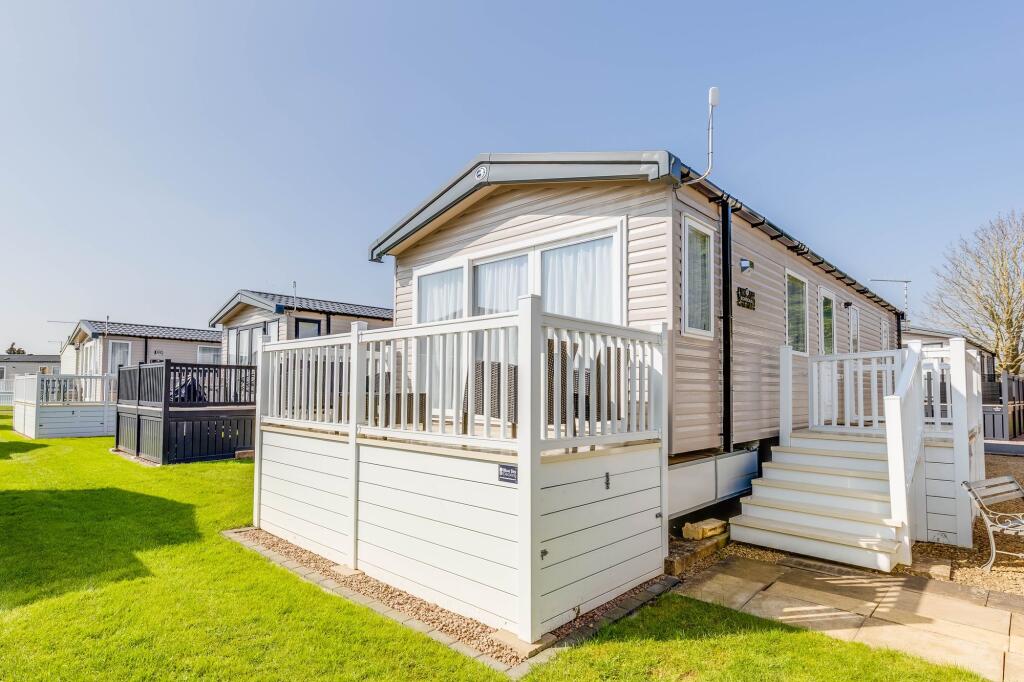 2-bed caravan on Avon Park, Warwick Road, CV37, £69,995