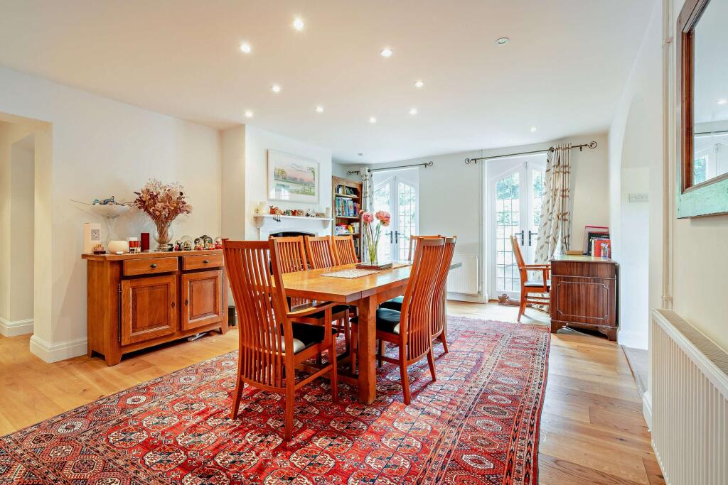 House in Pangbourne, West Berkshire - More
