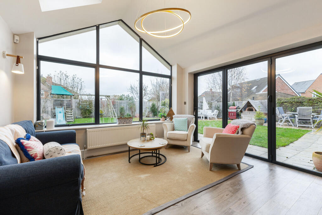 Runnymede Drive, Odiham, RG29 photo 4