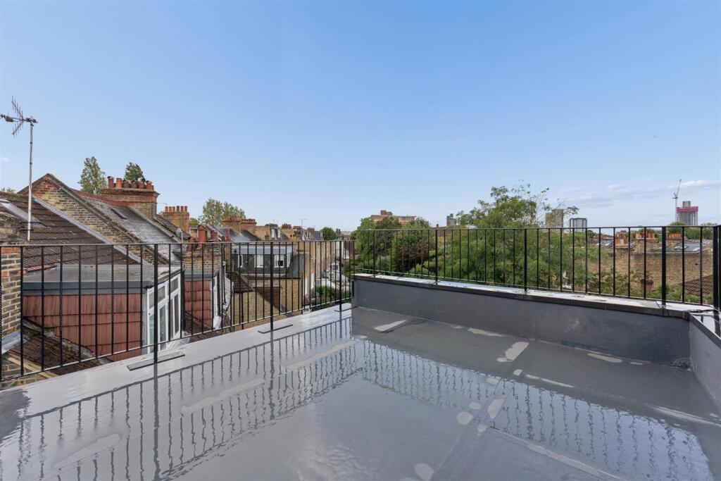 Apartment in London, Windmill Green Estate, Earlsfield - View 4