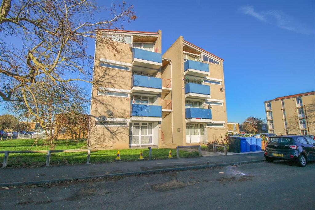 2-bed flat on Spinning Wheel Mead, Harlow, £190,000