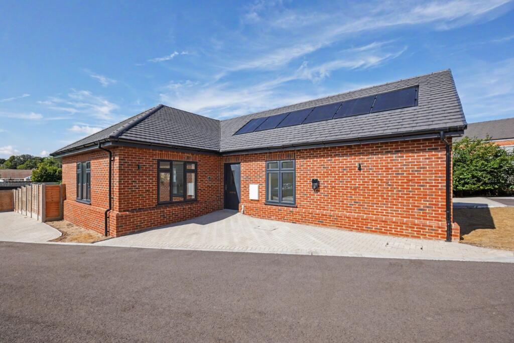 Main image of property: 6 Willow Close, Chequers Road, Minster on Sea, Sheerness, Kent, ME12 3XW