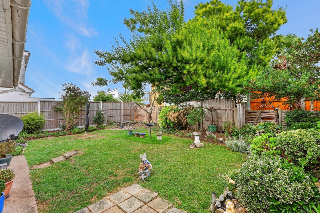 House in Castle Point, Canvey Island - View 4