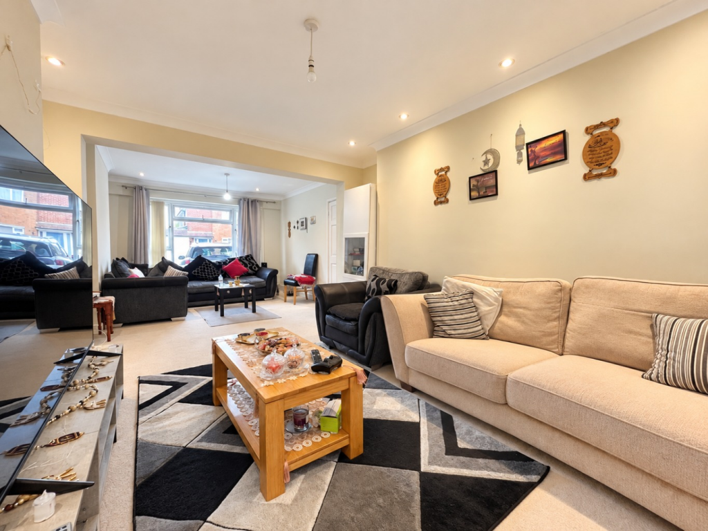 House in Luton, Biscot - More