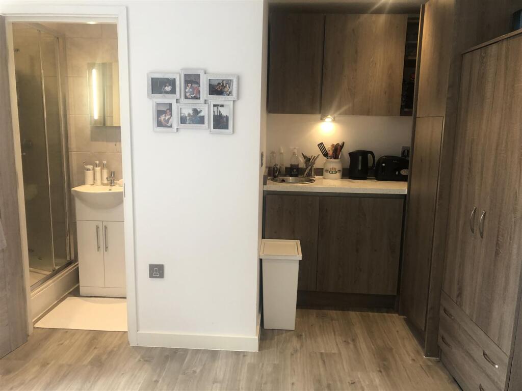 Apartment in Kingston upon Thames - More