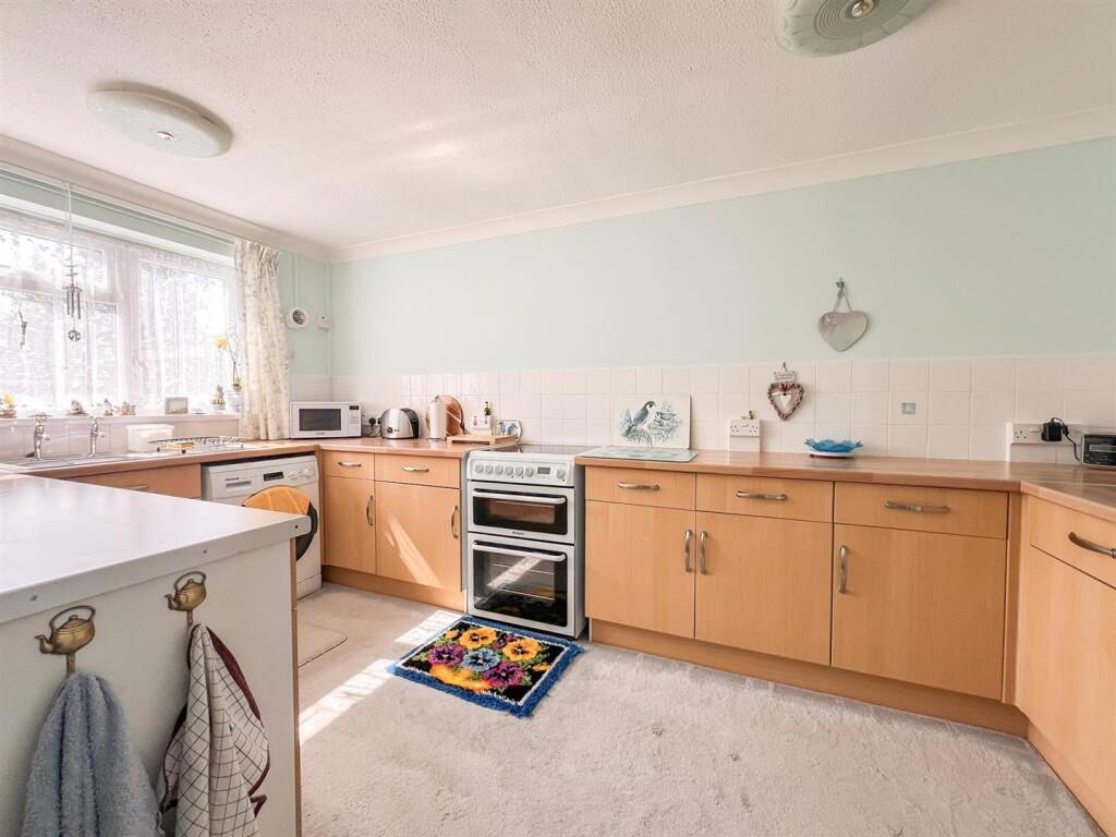 Hazel Close, Bemerton Heath, Salisbury photo 4