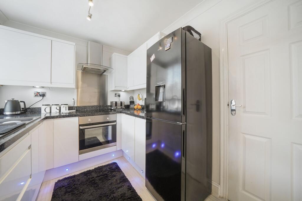 Apartment in Croydon - More