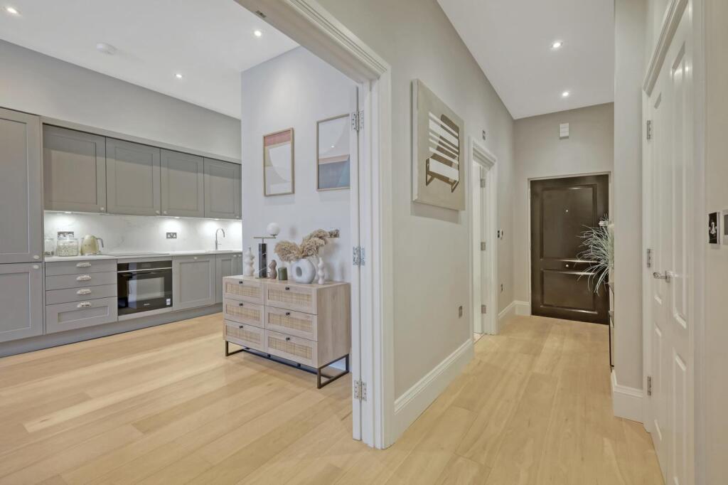 Apartment in Southend-on-Sea - View 3