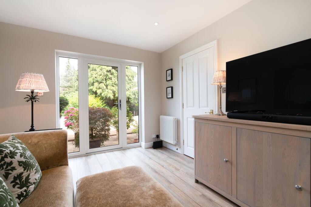 House in Gloucester - View 5