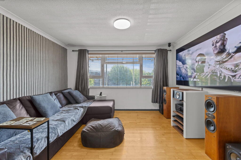 Apartment in Mole Valley, Leatherhead - View 4