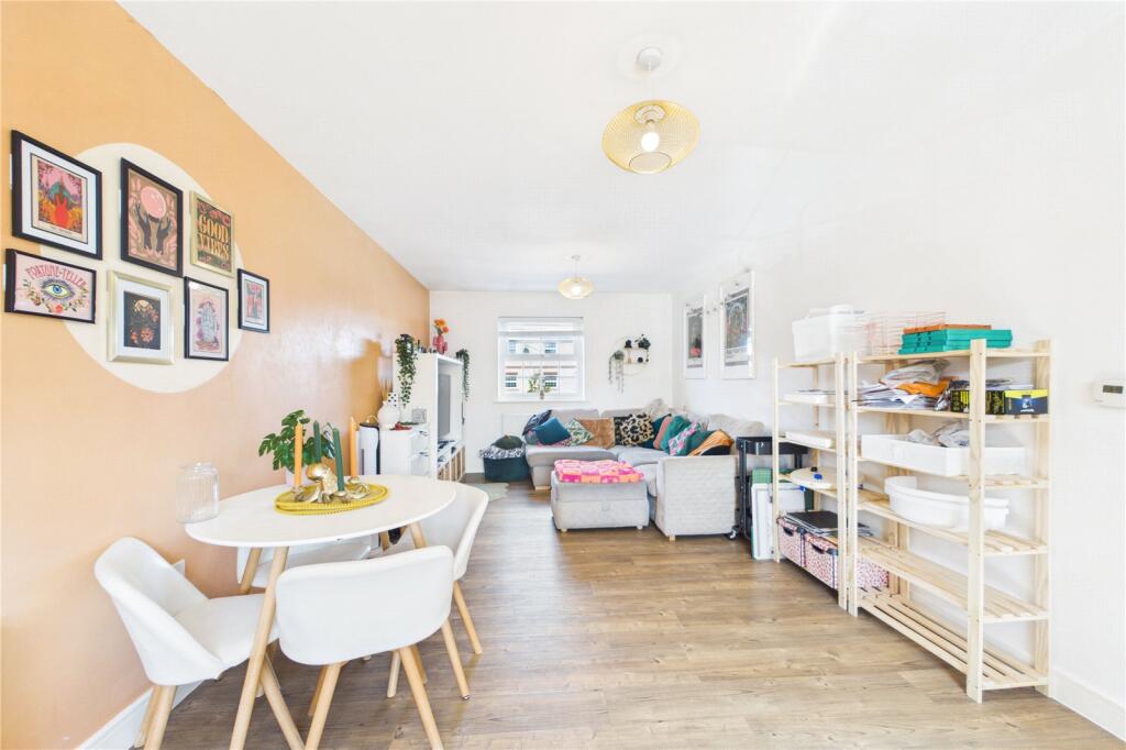 Apartment in Three Mile Cross, Shinfield - View 4