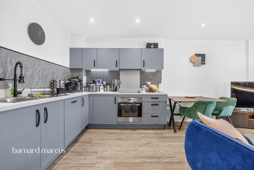 Apartment in Croydon - View 3