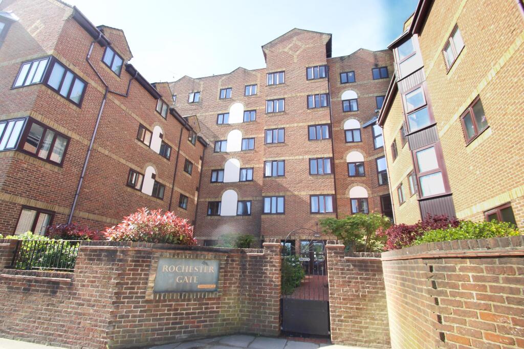 2-bed house on High Street, Rochester, £85,000