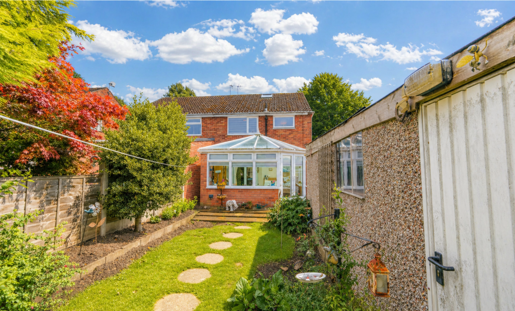 3-bed semi-detached on St. Vincents Road in Grantham, £225,000