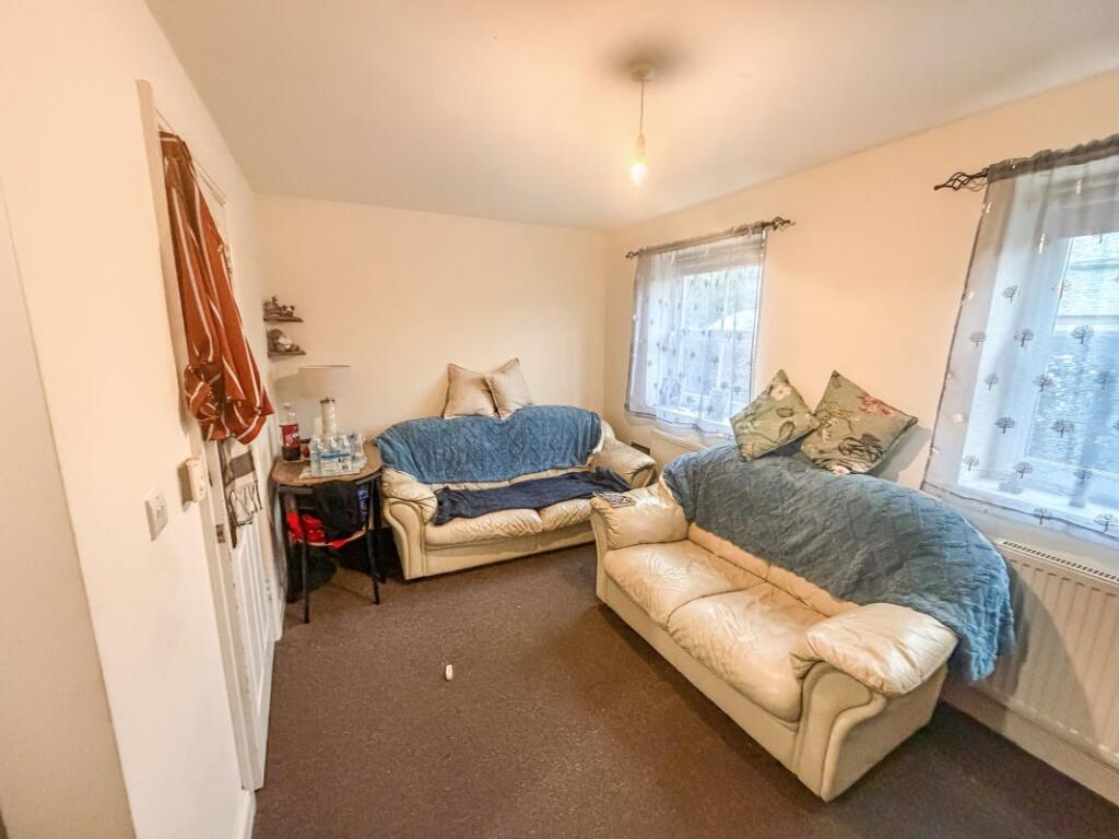 4 Lea Place, Gainsborough, Lincolnshire, DN21 1BA photo 3