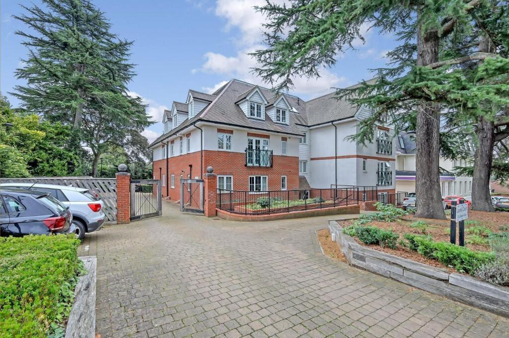 2-bed flat on Station Road, Epping, CM16, £350,000
