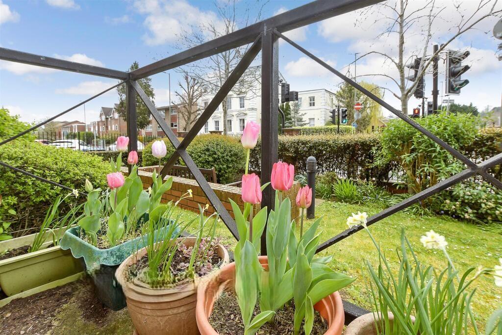 Apartment in Redhill, Reffles Bridge, Earlswood - View 4