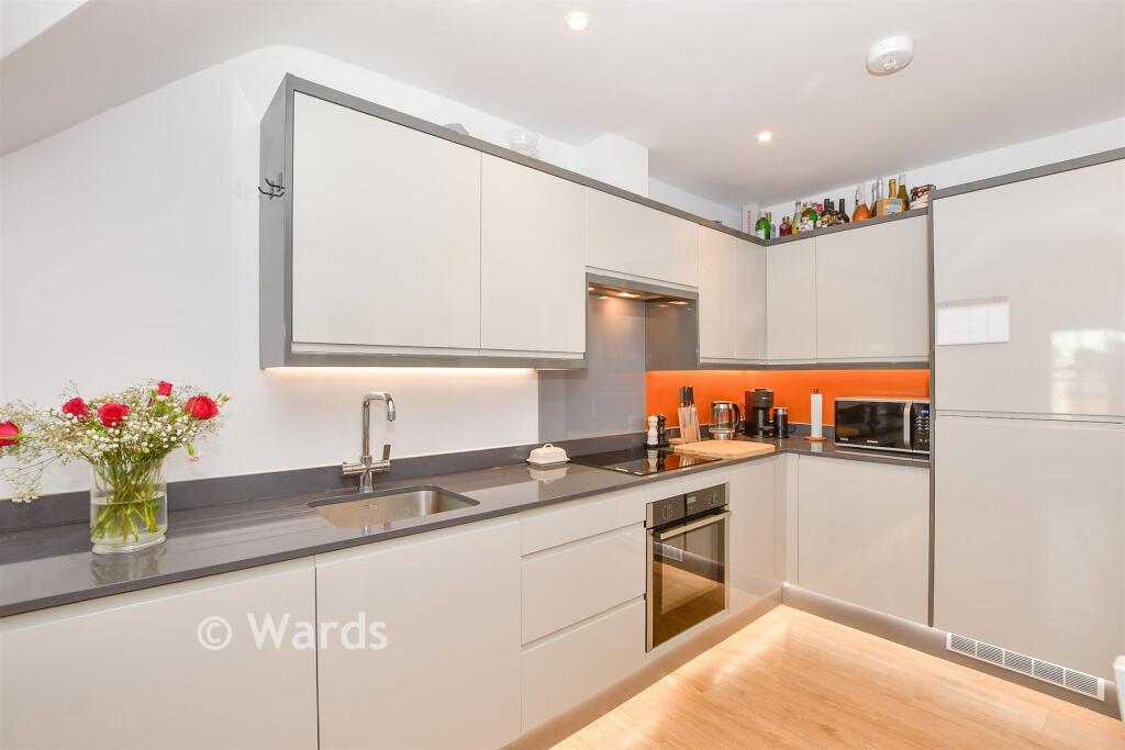 Apartment in Tunbridge Wells, Pembury - View 2